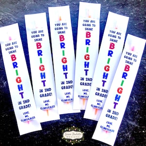 Terug naar school glowstick-tag, glans helder in elke graad, BTS Meet the Teacher opendeurdag Welcome Back Glow Stick-cadeautag, bewerkbaar canvas
