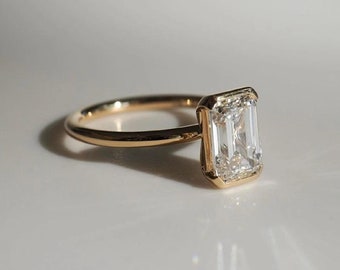 Moissanite Goldring im Smaragdschliff / Ost-West-Lünette gefasster Ring / Moissanit Diamant Solitärring / Geschenk für Sie / Geschenk für die Frau