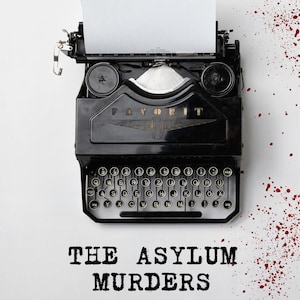 Puede incluir: Una máquina de escribir negra vintage con papel blanco, la palabra "FAVORIT" es visible. El texto "THE ASYLUM MURDERS" está debajo, con la frase "Printable Murder Mystery Game" en la parte superior. Salpicaduras rojas añaden un efecto dramático.
