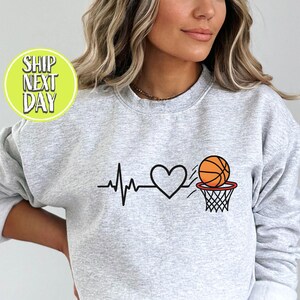 Bluza Heartbeat To Basketball Passion, Bluza z nadrukiem dla koszykarza, Koszulka dla mamy miłośnika koszykówki, Koszulka na dzień gry, Prezent dla koszykarza-S041
