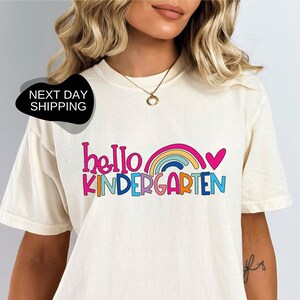 Hallo kleutershirt, kleuterschool, kleuterjuf, regenboogshirt kleuterschool, cadeau voor leraar, leuk leraarsshirt - CST017