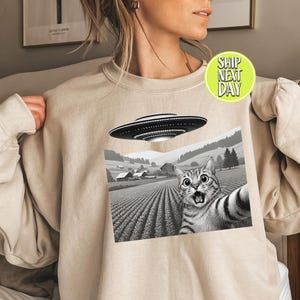 Funny Selfie With Ufo Sweatshirt, Alien Cat Sweater, Funny Cat Selfie Shirt, Sci-Fi Cat Lover Gift Shirt, Hilarious Selfie Alien Shirt-FS065