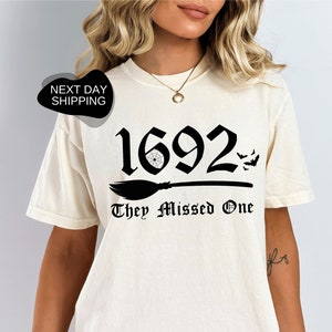 1692 Camiseta &quot;Se perdieron una&quot;, sudadera de bruja, sudadera de amante de las brujas, camiseta de bruja de Salem, camiseta &quot;Se perdieron una&quot;, camiseta de Halloween - DG092