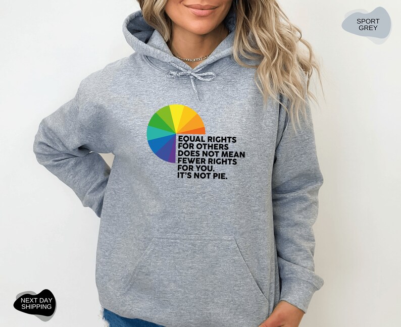 Op de afbeelding: Een grijze hoodie met een regenboog-taartdiagram en de tekst "Gelijke rechten voor anderen betekent niet minder rechten voor jou. Het is geen taart."