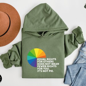Op de afbeelding: Een groen hoodie met een regenboog-taartdiagram en de tekst "EQUAL RIGHTS FOR OTHERS DOES NOT MEAN FEWER RIGHTS FOR YOU. IT'S NOT PIE."