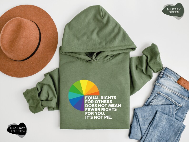 Op de afbeelding: Een groen hoodie met een regenboog-taartdiagram en de tekst "EQUAL RIGHTS FOR OTHERS DOES NOT MEAN FEWER RIGHTS FOR YOU. IT'S NOT PIE."