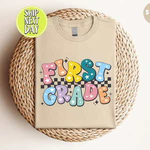 Koszulka w kratkę z napisem „Pierwszy dzień w szkole” dla pierwszej klasy, koszulka z napisem „Pierwszy dzień w szkole”, koszulka z napisem „Powrót do szkoły” dla kobiet, zabawny prezent dla ucznia pierwszej klasy -CST044