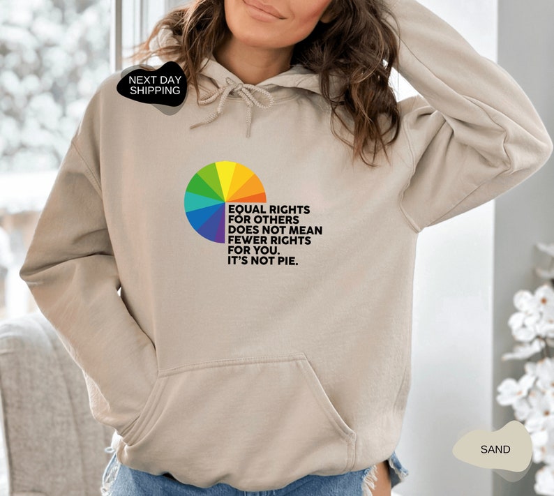 Op de afbeelding: Een zandkleurige hoodie met een regenboog-taartdiagram en de tekst "Gelijke rechten voor anderen betekent niet minder rechten voor jou. Het is geen taart."