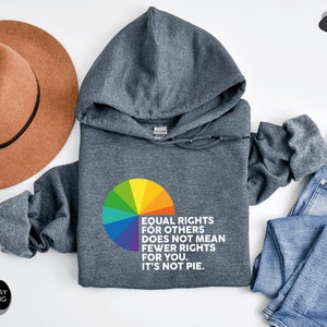 Op de afbeelding: Donkergrijze hoodie met een regenboog-taartdiagram en de tekst "Gelijke rechten voor anderen betekent niet minder rechten voor jou. Het is geen taart."