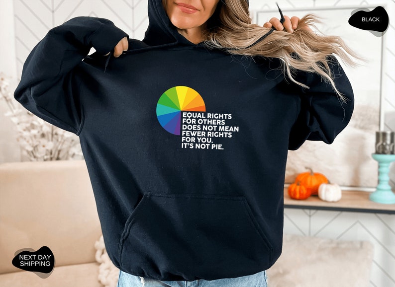 Op de afbeelding: Zwart hoodie met een regenboog-taartdiagram en de tekst "Gelijke rechten voor anderen betekent niet minder rechten voor jou. Het is geen taart."