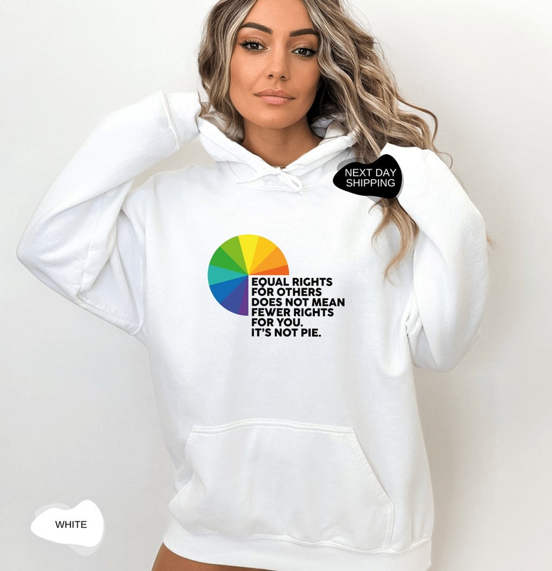 Op de afbeelding: Witte hoodie met een regenboog-taartdiagram en de tekst "Gelijke rechten voor anderen betekent niet minder rechten voor jou. Het is geen taart."