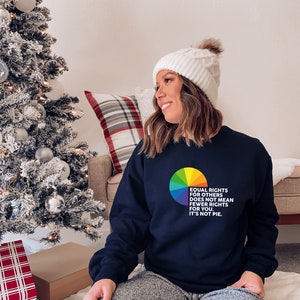 Op de afbeelding: Een marineblauw sweatshirt met een regenboog-taartdiagram en de tekst "Gelijke rechten voor anderen betekent niet minder rechten voor jou. Het is geen taart."