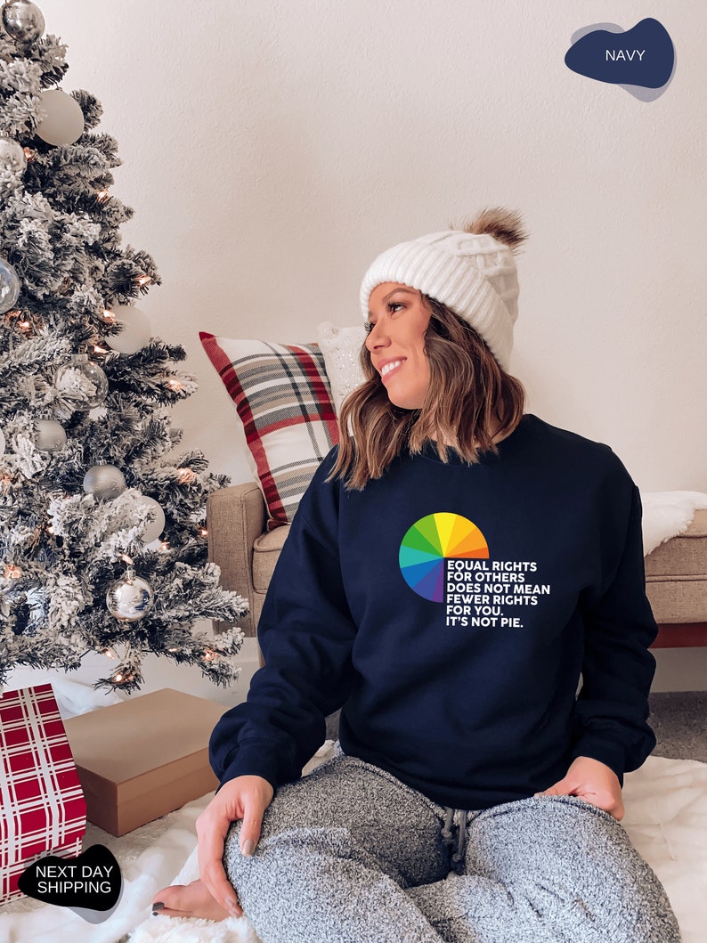 Op de afbeelding: Een marineblauw sweatshirt met een regenboog-taartdiagram en de tekst "Gelijke rechten voor anderen betekent niet minder rechten voor jou. Het is geen taart."