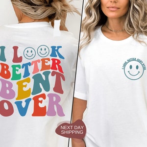 Camisa I Look Better Bent Over, Look Better Bent Over, Camisa Sarcástica, Presente para Ela, Camisa Retro Ondulada, Camiseta Gráfica Engraçada - DG024