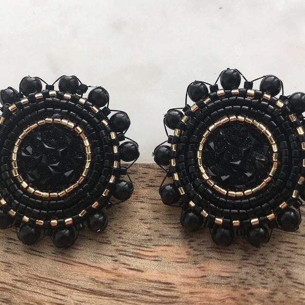 Beaded stud earrings black gold