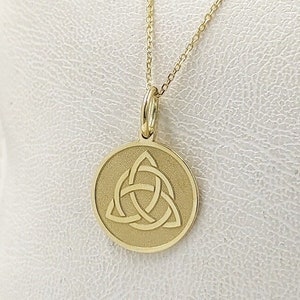 Collar Triquetra de oro macizo de 9 quilates, colgante de nudo celta personalizado, dije de la Trinidad de oro, joyería celta grabada, colgante con símbolo de Triquetra