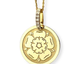 Collar con colgante de rosa de Yorkshire y moissanita en oro de 14 quilates (dije de moneda con flor grabada)