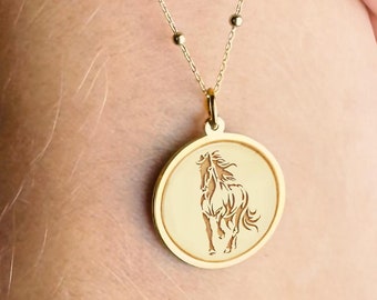 Collier en or 14 carats cheval cabré : bijoux équestres personnalisés