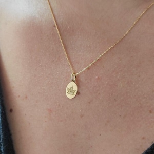 14K Solid Gold Ahornblatt Halskette, Gold Oval Blatt Anhänger, personalisierte Kanada Ahornblatt Schmuck, Herbst Charme, Herbst Blatt Halskette