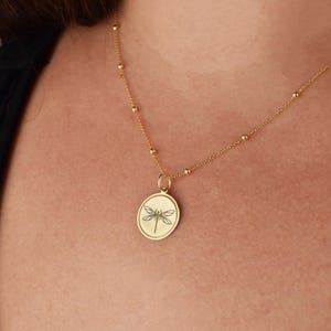 Collar de libélula bañado en oro, colgante de disco de insecto, dije de libélula de plata esterlina, collar de satélite, joyería de libélula, regalo para mamá