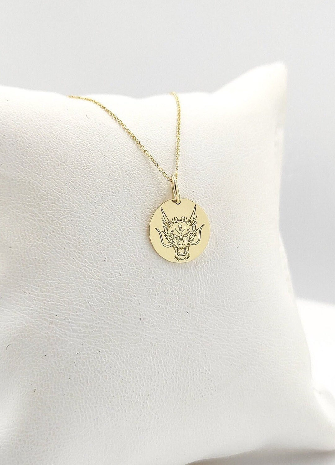 金メッキのドラゴンペンダントネックレス：パーソナライズされた中国のジュエリー - Etsy 日本