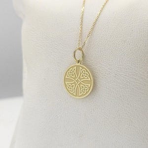 Collar con nudo celta de oro macizo de 14 quilates, colgante de disco celta de oro, joyería de nudo celta personalizada, dije irlandés, colgante celta grabado