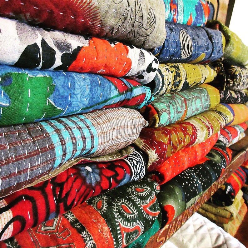 Lote al por mayor de edredones Kantha vintage indios a la venta Boho hecho a mano Sari Kantha Throw edredones hippie reversibles mantas de algodón de regalo imagen 2