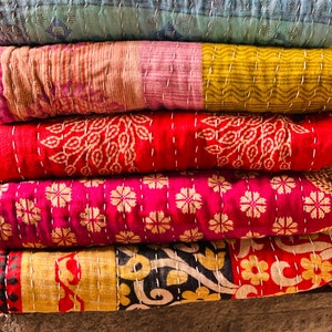 Lote al por mayor de edredones Kantha vintage indios a la venta Boho hecho a mano Sari Kantha Throw edredones hippie reversibles mantas de algodón de regalo imagen 1