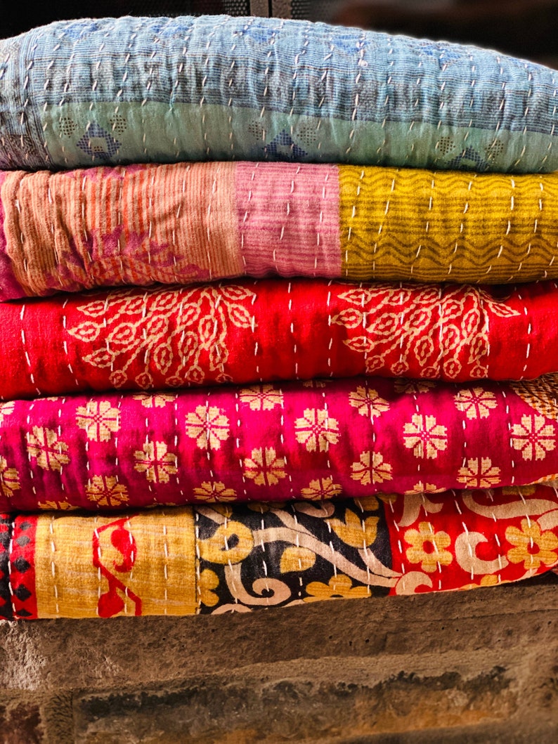 Lote al por mayor de edredones Kantha vintage indios a la venta Boho hecho a mano Sari Kantha Throw edredones hippie reversibles mantas de algodón de regalo imagen 1