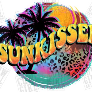 以下が含まれることがあります： レトロなフォントで「SUNKISSED」というテキストが書かれたカラフルなグラフィックデザイン。デザインにはヤシの木、夕日、ヒョウ柄のパターンが描かれています。