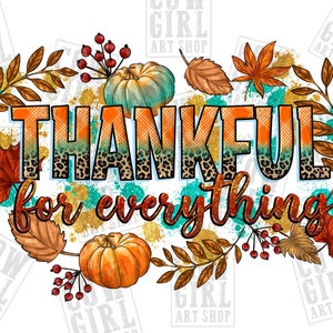 Puede incluir: Un diseño gráfico de temática de Acción de Gracias con el texto "Thankful for everything" en una fuente colorida y brillante. El diseño presenta hojas de otoño, calabazas y bayas.