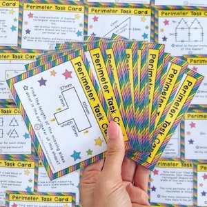Könnte beinhalten: Eine Hand hält einen Stapel bunter Aufgabenkarten mit dem Aufdruck "Perimeter Task Card" auf jeder Karte. Die Karten zeigen verschiedene geometrische Formen mit Maßen in Millimetern und stellen Fragen zum Ermitteln des Umfangs jeder Form.