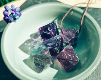 Fluorit Oktaeder Kette naturbelassen – Heilstein Schmuck für Klarheit, Fokus & Freiheit – Rohstein Anhänger verstellbar – Lernstein Prüfung
