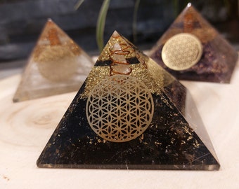 Handgefertigte Orgonit-Pyramide mit Edelsteinen – Schutz vor Elektrosmog – Meditation & Feng Shui – Spirituelles Geschenk – Wohnaccessoire