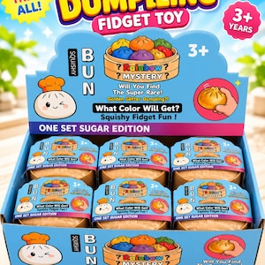 Op de afbeelding: Een displaydoos met Squishy Dumpling Fidget Toys. De doos is blauw en heeft de tekst "Squishy Dumpling Fidget Toy". Elke individuele verpakking bevat een squishy dumpling speelgoed. De verpakking bevat de tekst "One Set Sugar Edition" en "3+ Years".