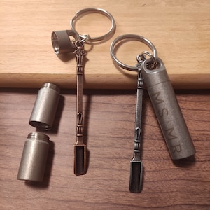 Pendentif personnalisé personnalisé porte-clés double boîte à pilules, ensemble de cuillères pour flacons, cuillère de voyage réutilisable élégant, porte-clés boîte à pilules décoration