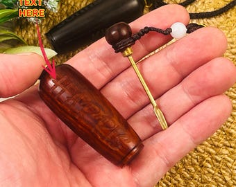 パーソナライズされた木製記念品ボトルペンダント、ハンドストラップ付き、カスタム彫刻ミニ木製小瓶、スプーン付きメモリアルギフト