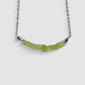 Collar de peridoto / Collar de piedra preciosa verde / Collar de plata esterlina / Piedra natal de agosto / Collar delicado de capas