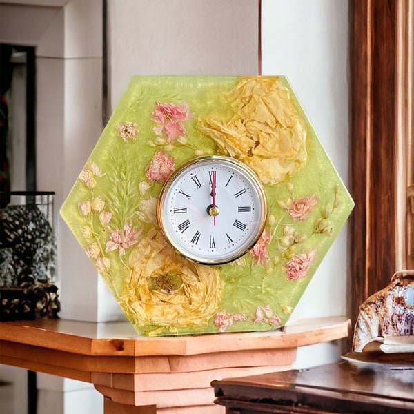 Uhr aus Epoxidharz Handgefertigt mit natürlichen Blumen / Uhren / Epoxidart / Schmuck / Unikat / Echte Blumen