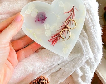 Herz SchmuckSchale (vassoio decorativo) aus Epoxidharz-Resinart-Resin / Handgefertigt / mit echte Trockenen Blumen