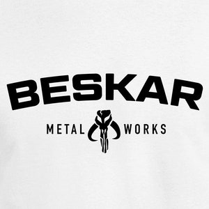 Könnte beinhalten: Weißes T-Shirt mit einer schwarzen Grafik, auf der "BESKAR METAL WORKS" steht, darunter ein mandalorianisches Symbol.