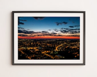 Impresión artística de pared con paisaje urbano al atardecer: Póster de luces nocturnas (descarga digital)