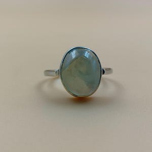 Anel oval de prehnita feito à mão: faixa fina de prata esterlina 925