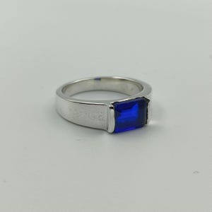 Anillo de sello para hombre en plata de ley con zafiro azul
