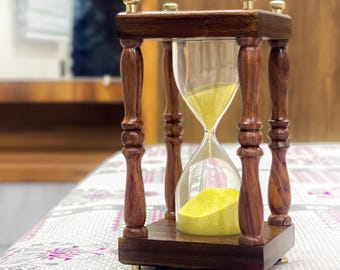 Gravierte Holz-Sanduhr mit Messingakzenten - 5-Minuten-Gelb Sanduhr, Vintage dekoratives Geschenk für Büro, Zuhause oder Sammler