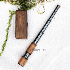 Telescopio de latón personalizado con caja de madera grabada: catalejo náutico de mano, regalo vintage de colección marítima para marineros o exploradores.