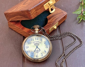 TASCHENUHR mit Westenkette und HOLZBOX, antike Messing gravierte Uhr, Geschenke für ihn, Herrengeschenk, für Bräutigam, Vatertag, Trauzeugen Geschenk
