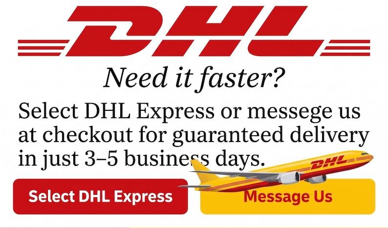 Może przedstawiać: Logo DHL w kolorze czerwonym z trzema poziomymi liniami po obu stronach. Tekst brzmi: Need it faster? Select DHL Express or messege us at checkout for guaranteed delivery in just 3-5 business days. Zawiera ż&oacute;łto-czerwony samolot i dwa przyciski.