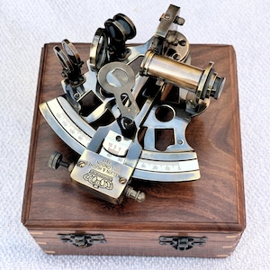 Nautisch messing werkende sextant I maritiem navigatie-instrument I met houten kist, astrolabium scheepsinstrument, Kelvin & Huges London 1917