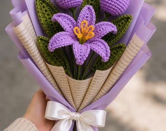 Bouquet di gigli e tulipani all'uncinetto, realizzati a mano con fiori in filato di cotone viola, un regalo prezioso da conservare per sempre.